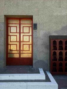 Pintu-pintu yang lebih kecil tersebar di tiap sisi Masjid Quba. (foto: Anton Kusnanto, pilar.id)
