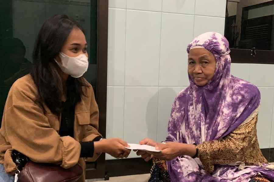 Kegiatan sosial memberikan bantuan di salah satu panti asuhan di Kenjeran, Surabaya