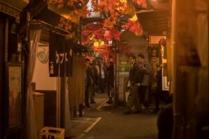 Warga Jepang menikmati suasana di jalanan kecil Kota Osaka, Jepang (foto: Satoshi Hirayama, pexels)