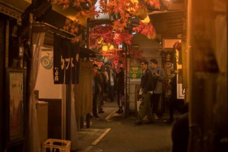 Warga Jepang menikmati suasana di jalanan kecil Kota Osaka, Jepang (foto: Satoshi Hirayama, pexels)