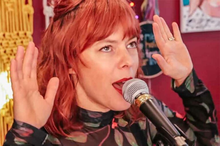 Tangkapan layar video Lenka 'Ivory Tower' versi official live at home