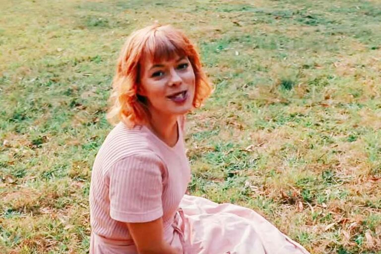 Lenka di video musik 'What Goes Up'