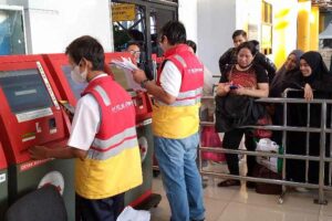 Petugas dari PT PELNI sedang memeriksa alat untuk cetak boarding pass mandiri (foto: Achmad, pilar.id)