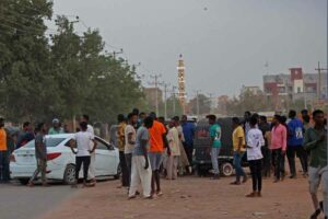 Warga berkumpul di jalanan di Khartoum Timur, Minggu (16/4/2023). Pertempuran antara pasukan pemerintah dan paramiliter Rapid Support Forces tak terhindarkan terjadi di Khartoum sejak sehari sebelumnya (foto: voaindonesia.com)
