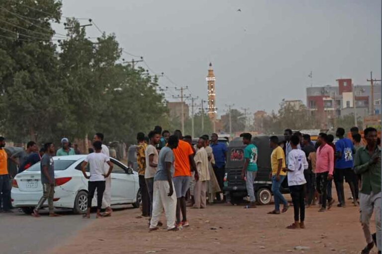 Warga berkumpul di jalanan di Khartoum Timur, Minggu (16/4/2023). Pertempuran antara pasukan pemerintah dan paramiliter Rapid Support Forces tak terhindarkan terjadi di Khartoum sejak sehari sebelumnya (foto: voaindonesia.com)