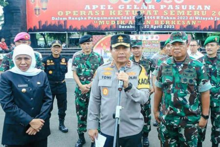 Kapolda Jawa Timur Irjen Pol Dr Toni Harmanto bersama Gubernur Jawa Timur, Khofifah Indar Parawansa saat memimpin apel pemberangkatan 19.593 Personil Gabungan Dalam Operasi Ketupat Semeru 2023, di lapangan Makodam V/Brawijaya, Senin (17/4/2023).