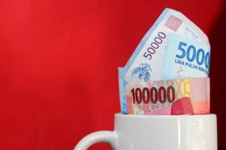 gaji thr rupiah uang