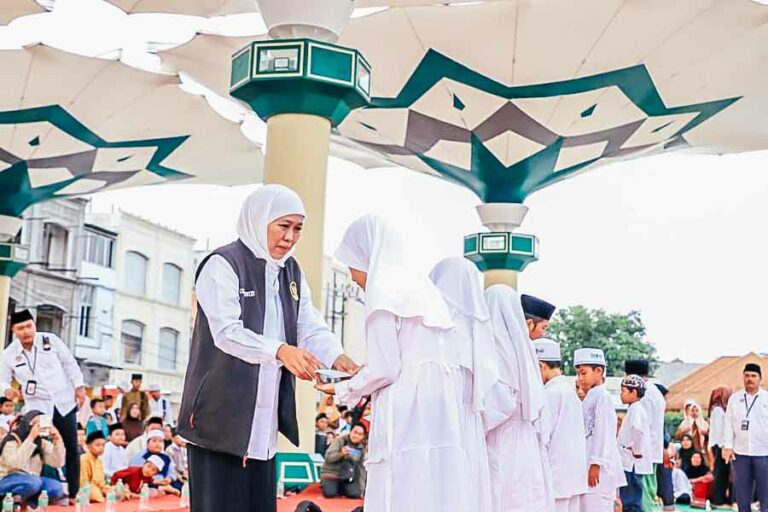 Gubernur Khofifah Bagikan Zakat Produktif di Bawah Payung Madinah Gubernur Khofifah juga menyerahkan santunan untuk 500 anak yatim, piatu, dan yatim piatu berupa uang tunai dan paket tas sekolah