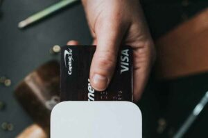 Transaksi dengan menggunakan kartu kredit (foto: unsplash)