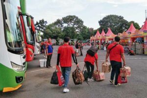 Beberapa peserta Mudik Gratis bersama Indomie dan Pedagang Warmindo 2023 di halaman Stadion Mandala Krida