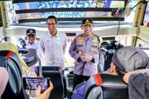 Kapolri Lepas 434 Bus Mudik Gratis Polri Pulang Pergi, Demi Kurangi Kemacetan Saat Lebaran Kapolri Jenderal Listyo Sigit saat melepas 434 bus yang akan mengangkut masyarakat untuk pulang dan balik kampung halaman dalam program 'Mudik Gratis Polri Presisi Tahun 2023' di Lapangan Silang Monas, Jakarta Pusat, Selasa (18/4/2023)