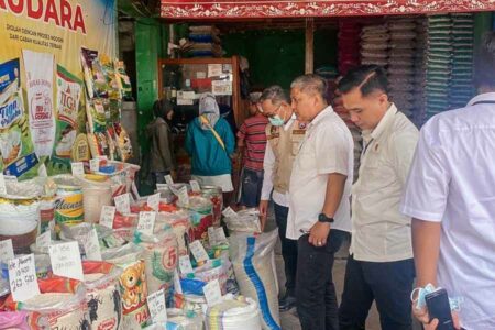 Pastikan Stok Beras Jatim Aman, Satgas Pangan Bareskrim Polri Sidak Pasar Sentra Beras di Sidoarjo Kombespol Eko Sulistyo Basuki dari Bareskrim Polri (tiga dari kanan) saat lakukan sidak di Pasar Sentra Beras di Sidoarjo demi pastikan stok beras Jatim aman, Selasa (18/4/2023)