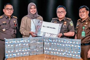Tim Kejaksaan Tinggi Sulawesi Selatan menunjukkan uang hasil pengembalian saksi senilai Rp1.587.612.000 (foto: Siepenkum Kejati Sulsel)