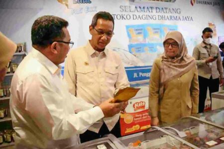 Pj Gubernur DKI Jakarta Heru Budi Hartono saat mengunjungi RPH Cakung Perumda Dharma Jaya, Jakarta Timur