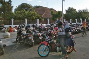 Warga hendak berbelok untuk memarkir kendaraan di salah satu tempat di Yogyakarta (foto: Rizki Liasari, pilar.id)