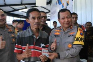Kapolda Jawa Timur Irjen Pol Dr.Toni Harmanto (kanan) berfoto bersama warga yang tengah mengurus SIM di gerai SIM Pasar dan SKCK di Kaza Mall, Selasa (18/4/2023)