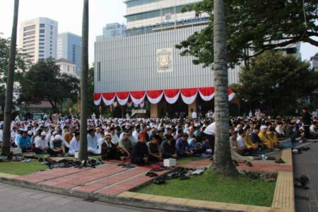 Pelaksanaan Salat Idul Fitri berjamaah di Balai Kota DKI Jakarta tahun lalu (foto: dok PPID DKI Jakarta)