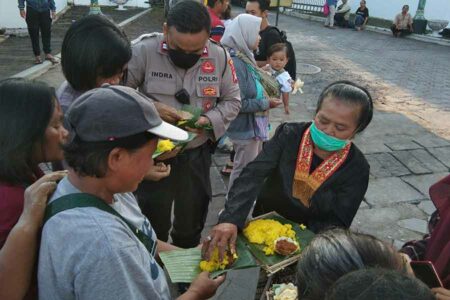 Prosesi Numplak Wajik, Rangkaian Peringatan Idul Fitri Keraton Yogyakarta Prosesi Numplak Wajik, penanda dimulainya proses merangkai gunungan Garebeg Sawal di Panti Pareden, Kompleks Magangan (foto: Rizki Liasari, pilar.id)