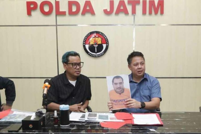 Dirreskrimsus Polda Jatim Kombes Pol Farman saat menunjukkan foto tersangka yang telah menggunakan baju tahanan, di Gedung Konferensi Pers Bidhumas Polda Jatim, Rabu (19/4/2023).