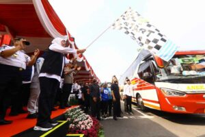 Gubernur Jawa Timur Khofifah Indar Parawansa saat memberangkatkan rombongan bus peserta Mudik Bareng Gratis Pemerintah Provinsi Jawa Timur