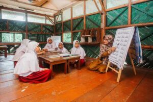 Guru mengaji dan pengajar sekolah Islam di daerah kerap luput dari perhatian. Jelang akhir Ramadhan, YDSF akan membagikan THR untuk mereka (foto: istimewa)