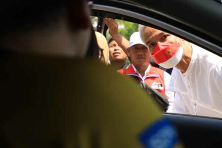 Gubernur Jawa Tengah Ganjar Pranowo saat berdialog dengan pemudik di rest area