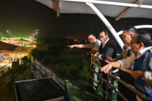 Menteri Perhubungan RI Budi Karya Sumadi saat meninjau Gerbang Tol Cikampek Utama, Rabu (19/4/2023) malam. (foto: istimewa)