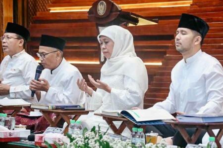 Jelang Akhir Ramadhan 1444 Hijriyah, Jajaran Pemprov Jawa Timur Khataman 44 Kali Gubernur Jawa Timur Khofifah Indar Parawansa bersama Wakil Gubernur Jatim Emil Dardak bersama jajaran di Pemprov menggelar Khotmil Qur’an di Gedung Negara Grahadi