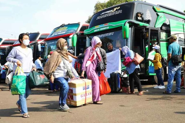 Tips Mudik Sehat, Berikut Daftar Makanan dan Minuman yang Perlu Dihindari untuk Bekal Mudik Warga berbondong-bondong di pusat pemberangkatan angkutan umum, untuk mengantar mereka ke kampung halaman, menikmati lebaran bersama keluarga dan orang-orang tercinta (foto: istimewa)