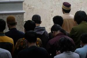 Ilustrasi salat berjamaah (foto: unsplash)