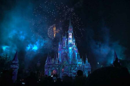 Istana impian Disney, ikon dunia hiburan dunia (foto: Jayme McColgan, unsplash)