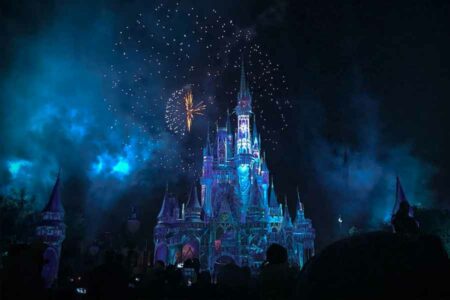Ironi Industri Hiburan, Walt Disney Akan PHK Ribuan Karyawan Istana impian Disney, ikon dunia hiburan dunia (foto: Jayme McColgan, unsplash)