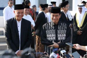 Ganjar Pranowo dan Jokowi usai menjalankan Salat Ied di Masjid Sheikh Zayed Al Nahyan Solo