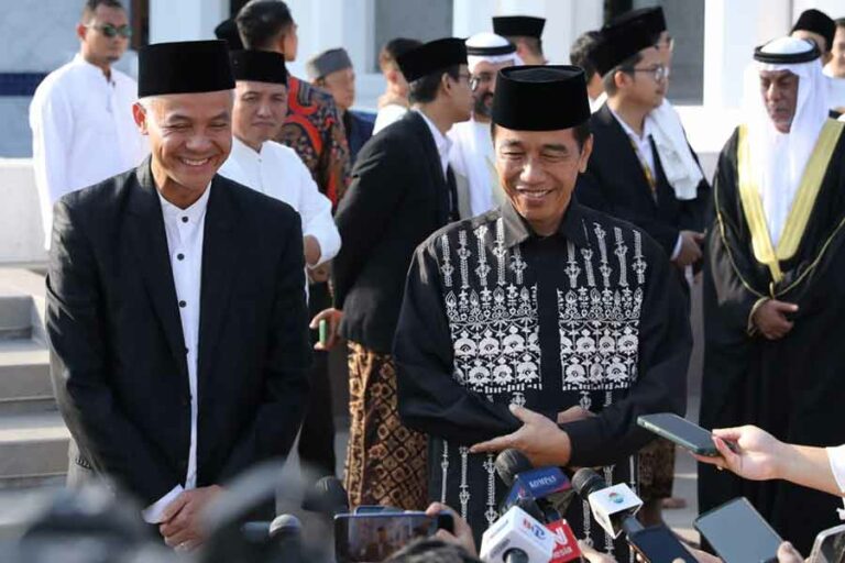 Sambut Baik Ganjar jadi Capres PDIP, Jokowi: Soal Wakil, Banyak yang Cocok! Ganjar Pranowo dan Jokowi usai menjalankan Salat Ied di Masjid Sheikh Zayed Al Nahyan Solo