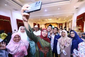 Gubernur Jawa Timur Khofifah Indar Parawansa foto bareng warga yang hadir dalam open house Idul Fitri Gedung Negara Grahadi