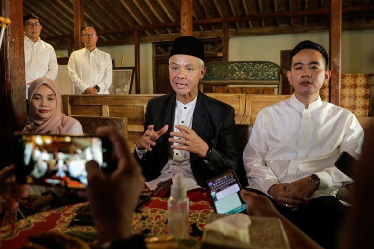 Bakal Calon Presiden dari PDI Perjuangan Ganjar Pranowo bersama Wali Kota Solo Gibran Rakabuming Raka