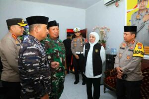 Gubernur Jawa Timur Khofifah Indar Parawansa bersama Kapolda Jatim Irjen Pol Toni Harmanto dan Pangdam V Brawijaya Mayjen TNI Farid Makruf, saat meninjau Posko Pelayanan Operasi Ketupat Semeru di Surabaya