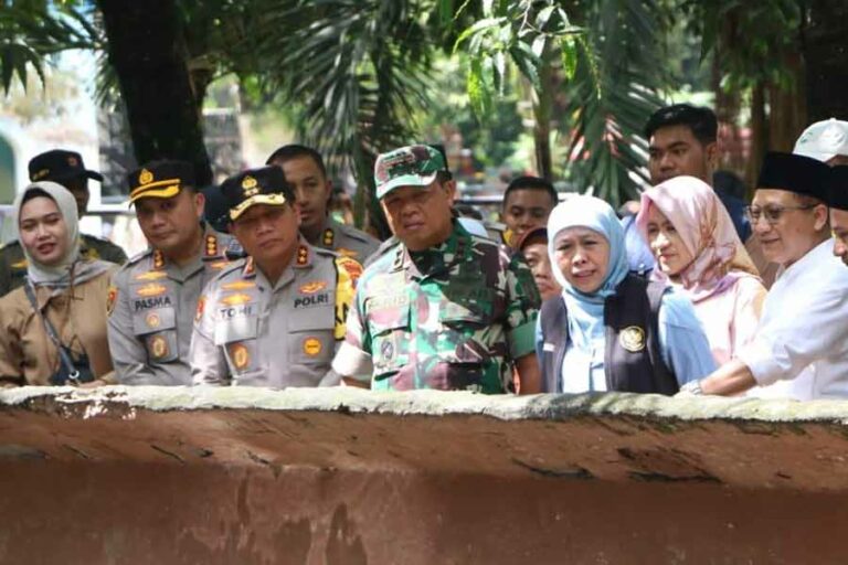 Gubernur Jatim, Khofifah Indar Parawansa bersama Kapolda Jatim Irjen Pol.Dr.Toni Harmanto saat memantau wisata KBS, pada Senin (24/4/2023)