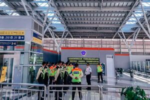 Persiapan puncak arus balik di Stasiun Bekasi, Jawa Barat. Diprediksi penumpang yang akan transit di stasiun ini mencapai 4000 orang. (foto: istimewa)