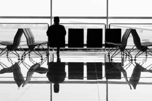 Ilustrasi suasana sepi di bandara (foto: Suganth, unsplash)