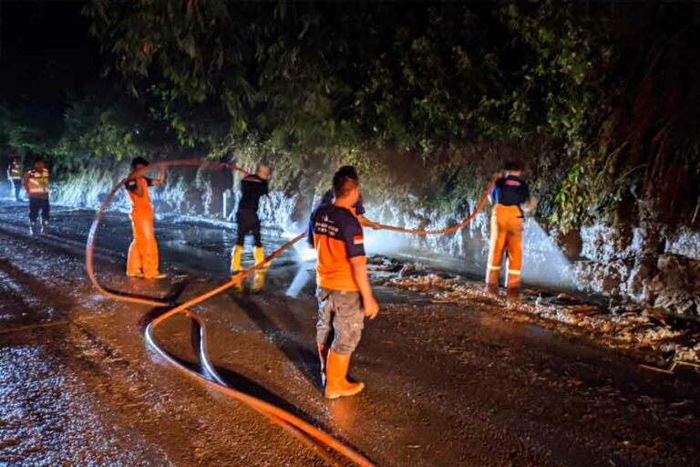 Awak BPBD Kabupaten Tasikmalaya bergerak cepat lakukan penanganan tanah longsor di Kampung Cidano (Tapal Kuda), Desa Kutawaringin, Kecamatan Salawu