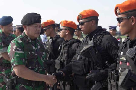 Panglima TNI Laksamana TNI Yudo Margono melepas 39 prajurit yang dipimpin Kolonel Pnb Noto Casnoto (Dan Wing I Halim PK) yang tergabung dalam Satuan Tugas (Satgas) Evakuasi WNI (foto: Facebook @PENERANGAN.TNI)