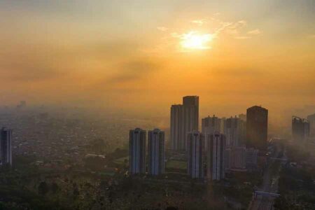 Di Atas Normal, 7 Kota Terpanas di Indonesia, Ciputat Tangsel Tiba-tiba Digunjing Publik, Kalbar Juara! Dominasi monsun Australia menyebabkan Indonesia masuk musim kemarau. Intensitas maksimum radiasi matahari pada kondisi cuaca cerah dan kurangnya tutupan awan juga menjadi faktor penyebab suhu panas. (foto: Tom Fisk, pexels)