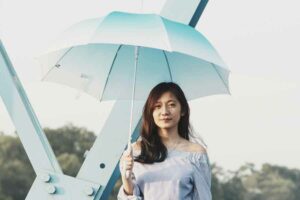 Dalam kondisi suhu panas yang tinggi seperti sekarang, masyarakat sebaiknya menghindari kontak langsung dengan sinar matahari dan memakai topi atau payung (foto: Afta Putta Gunawan, pexels)