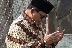 Prabowo Subiyanto saat berdoa di makam ayahandanya, Prof. Dr. Soemitro Djojohadikusumo, di TPU Karet Bivak (foto: istimewa)