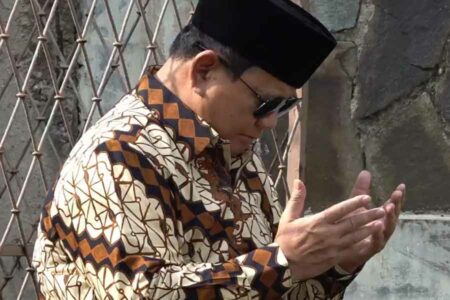 Hari Terakhir Cuti Lebaran, Prabowo Ziarah ke Makam Soemitro Djojohadikusumo Prabowo Subiyanto saat berdoa di makam ayahandanya, Prof. Dr. Soemitro Djojohadikusumo, di TPU Karet Bivak (foto: istimewa)