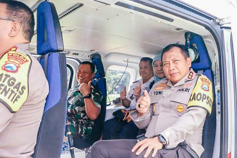 Gubernur Jatim bersama Kapolda Jawa Timur Irjen Pol Toni Harmanto, bersama jajaran lainnya saat akan pantau lalu lintas mudik melalui udara, Selasa (25/4/2023)