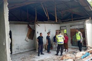 Salah satu rumah warga yang mengalami kerusakan pascagempa M6,9 di barat laut Kepulauan Mentawai (foto: dok BNPB)
