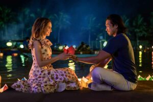 Rachael Leigh Cook, berperan sebagai Amanda Riley, dan Scott Ly yang berperan sebagai Sinh Thach dalam film 'A Tourist's Guide to Love (2023)'