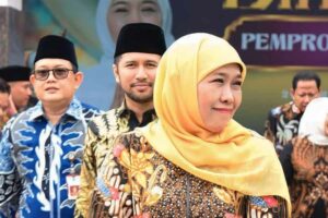 Gubernur Khofifah bersama Wakil Gubernur Jatim Emil Elestianto Dardak dan Sekdaprov Jatim Adhy Karyono
